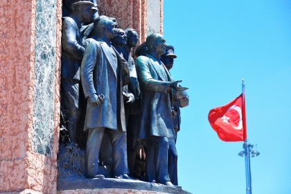Μνημείο του Κεμάλ στην Πλατεία Τακσίμ