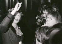 Margaret Thatcher in front of journalists